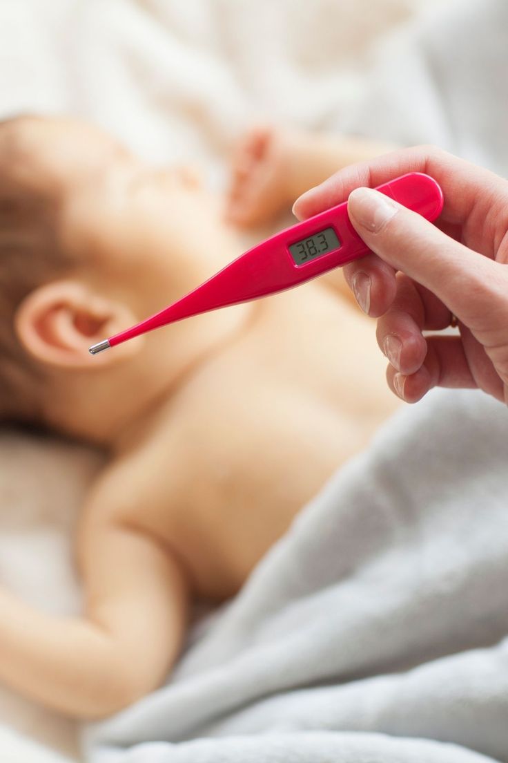 Termômetro digital medindo temperatura de bebê recém-nascido calmo, ilustração de artigo sobre febre em bebês por pediatra intensivista em Belo Horizonte