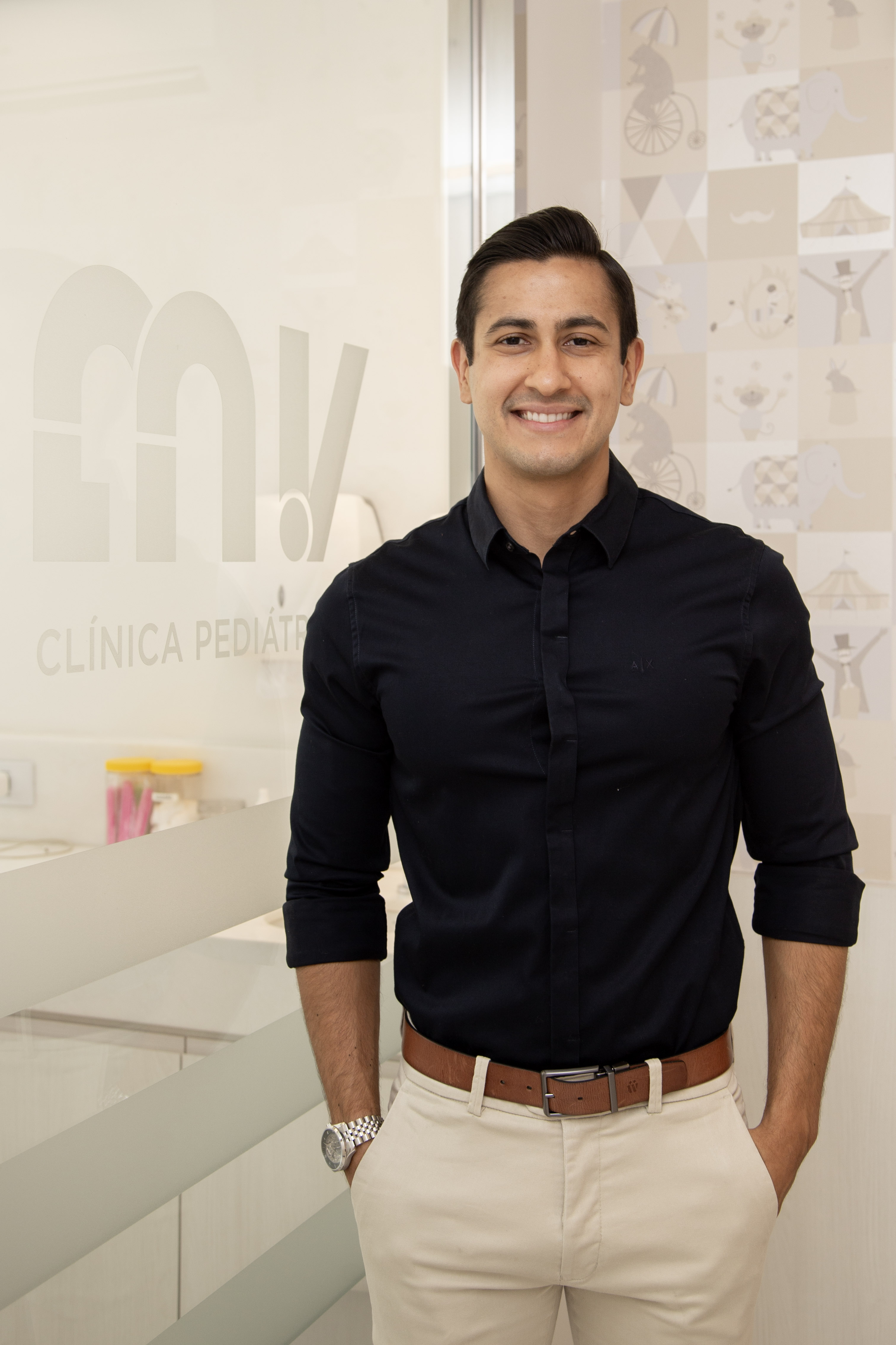 Dr. Pedro Barbosa, pediatra em Belo Horizonte, examinando bebê
